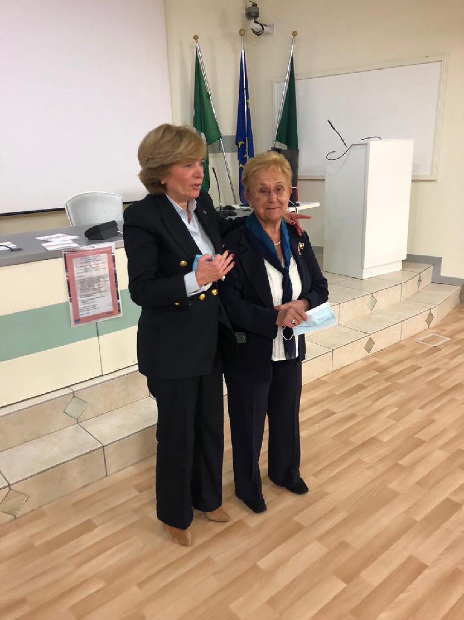 4) Governatrice Patrizia Rita De Natale con Presidente Rotary Milano Vord Ovest Prof.ssa Anna maria Arpinati